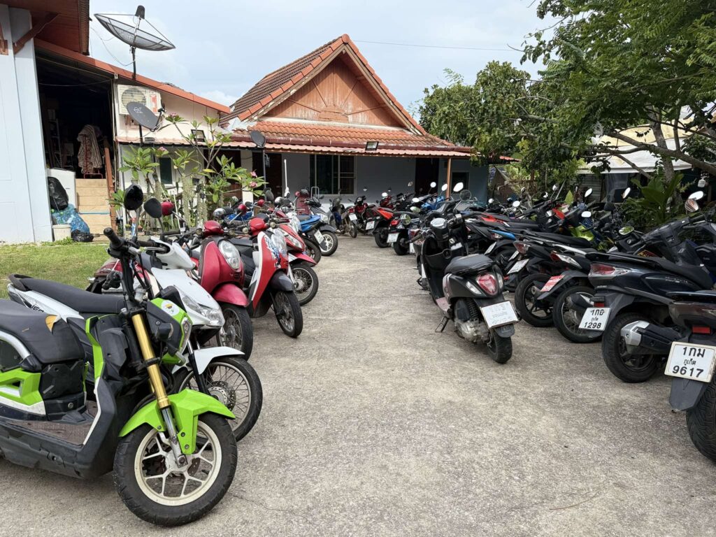Poster cover for the article "Phuket Car Rental – Which Company is Best 2023–2025?" featuring icons of cars, electric vehicles (EV), and motorbikes with Phuket Airport symbol, designed in blue and white theme.
โปสเตอร์หัวข้อบทความ เช่ารถภูเก็ต เจ้าไหนดี 2566–2025 แนะนำรถเช่าสนามบิน รถเช่าขับเอง รถมอเตอร์ไซค์ และรถไฟฟ้า ดีไซน์โทนสีฟ้า–ขาว พร้อมไอคอนสนามบินภูเก็ต

