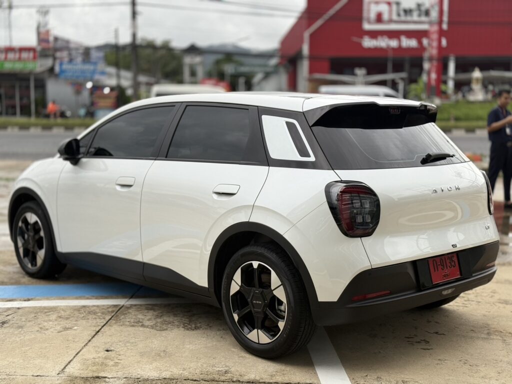 "เช่ารถยนต์ไฟฟ้า รายวันและรายเดือน ร้านต้นรถเช่าภูเก็ต ข้อความภาษาไทยตัวหนาสีเทาเข้มบนพื้นหลังสีชมพูอ่อน สไตล์มินิมอล ใช้เป็นภาพหัวข้อบทความและสื่อโปรโมตบริการรถเช่าไฟฟ้า (EV)"