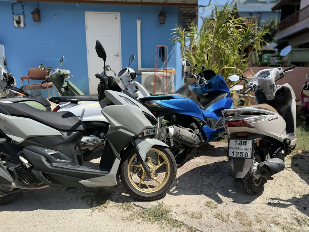 เช่ามอเตอร์ไซค์ภูเก็ต ราคาถูก เริ่มต้น 150 บาทต่อวัน ร้านต้นรถเช่าภูเก็ต ใกล้สนามบิน ไม่ต้องวางมัดจำนักท่องเที่ยวกำลังขี่รถมอเตอร์ไซค์เช่าเลียบชายหาดภูเก็ต มีข้อความโปรโมชั่นราคาเช่าเริ่มต้น 150 บาทต่อวัน จากร้านต้นรถเช่าบริการเช่ารถมอเตอร์ไซค์ภูเก็ต ราคาประหยัด เริ่มต้น 150 บาท - ต้นรถเช่าภูเก็ต