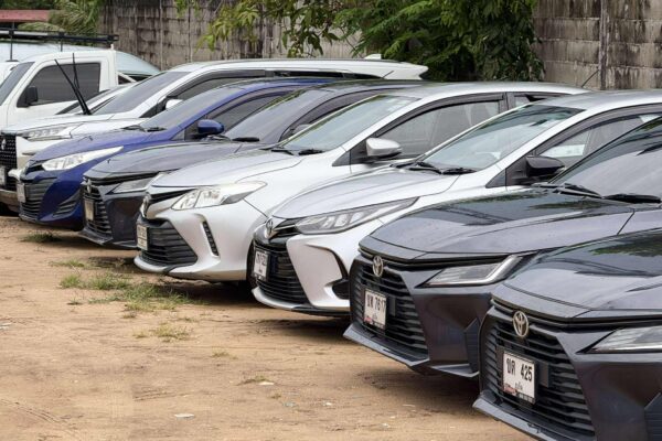 อินโฟกราฟิกขั้นตอนการรับรถเช่ากับต้นรถเช่าภูเก็ต แสดงวิธีรับรถที่สนามบินภูเก็ต การตรวจเอกสาร การทำสัญญาเช่ารถ การชำระเงิน และข้อมูลบริการรถเช่า รถยนต์ มอเตอร์ไซค์ และรถไฟฟ้า พร้อมบริการรับส่งสนามบินฟรี 24 ชั่วโมง